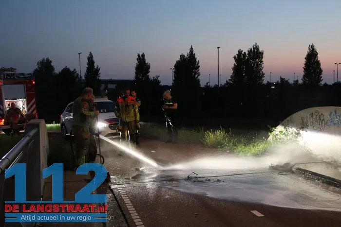 Kleine buitenbrand op fietsbrug bij Midden-Brabantweg in Waalwijk 8 Kleine buitenbrand op fietsbrug bij Midden-Brabantweg in Waalwijk 112 De Langstraat