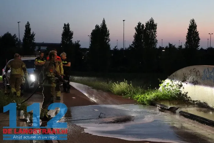Kleine buitenbrand op fietsbrug bij Midden-Brabantweg in Waalwijk 9 Kleine buitenbrand op fietsbrug bij Midden-Brabantweg in Waalwijk 112 De Langstraat
