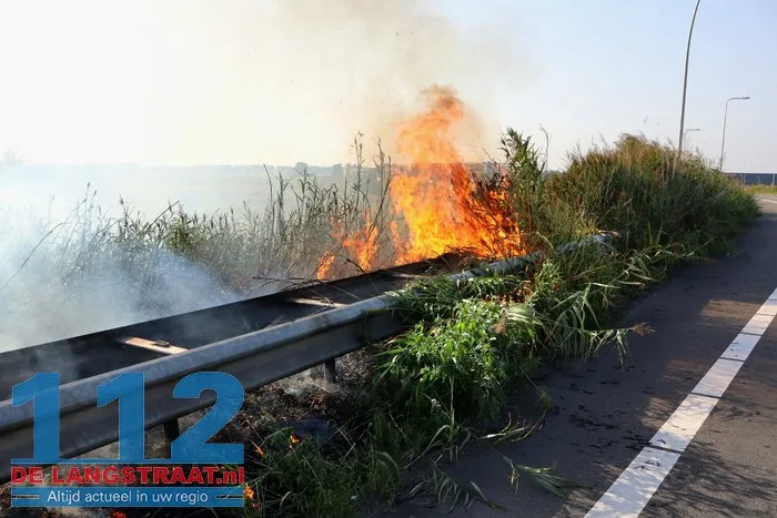 Bermbrand langs Midden-Brabantweg in Waalwijk zorgt voor verkeershinder 1 Bermbrand langs Midden-Brabantweg in Waalwijk zorgt voor verkeershinder 112 De Langstraat