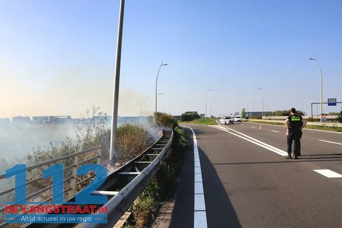 Bermbrand langs Midden-Brabantweg in Waalwijk zorgt voor verkeershinder 2 Bermbrand langs Midden-Brabantweg in Waalwijk zorgt voor verkeershinder 112 De Langstraat