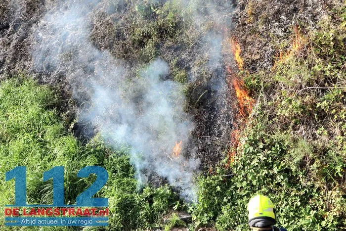 Bermbrand langs Midden-Brabantweg in Waalwijk zorgt voor verkeershinder 3 Bermbrand langs Midden-Brabantweg in Waalwijk zorgt voor verkeershinder 112 De Langstraat