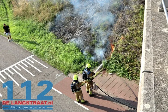 Bermbrand langs Midden-Brabantweg in Waalwijk zorgt voor verkeershinder 4 Bermbrand langs Midden-Brabantweg in Waalwijk zorgt voor verkeershinder 112 De Langstraat