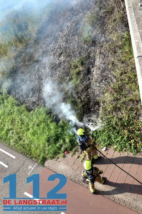Bermbrand langs Midden-Brabantweg in Waalwijk zorgt voor verkeershinder 6 Bermbrand langs Midden-Brabantweg in Waalwijk zorgt voor verkeershinder 112 De Langstraat