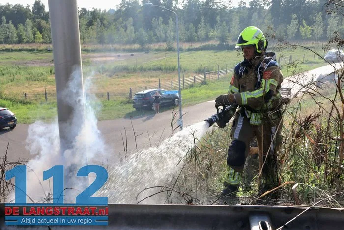 Bermbrand langs Midden-Brabantweg in Waalwijk zorgt voor verkeershinder 12 Bermbrand langs Midden-Brabantweg in Waalwijk zorgt voor verkeershinder 112 De Langstraat