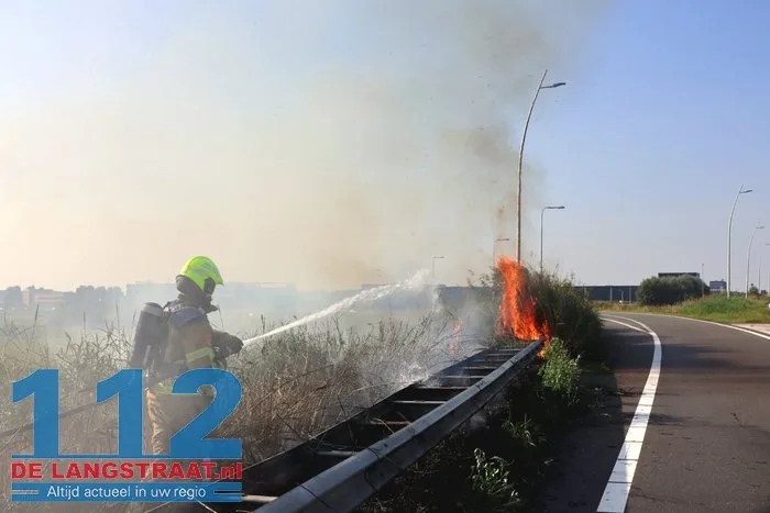 Bermbrand langs Midden-Brabantweg in Waalwijk zorgt voor verkeershinder 13 Bermbrand langs Midden-Brabantweg in Waalwijk zorgt voor verkeershinder 112 De Langstraat