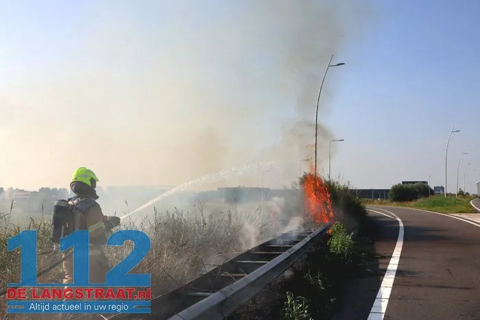 Bermbrand langs Midden-Brabantweg in Waalwijk zorgt voor verkeershinder 14 Bermbrand langs Midden-Brabantweg in Waalwijk zorgt voor verkeershinder 112 De Langstraat