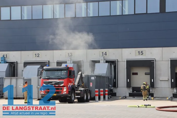 Brand in papiercontainer bij bedrijf aan De Kroonweg in Waalwijk 112 De Langstraat