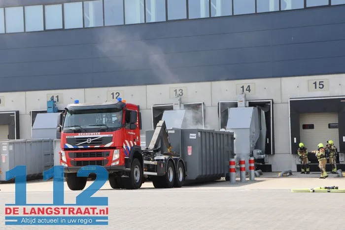 Brand in papiercontainer bij bedrijf aan De Kroonweg in Waalwijk 112 De Langstraat