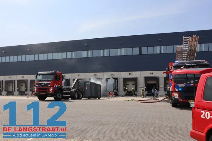 Brand in papiercontainer bij bedrijf aan De Kroonweg in Waalwijk 112 De Langstraat