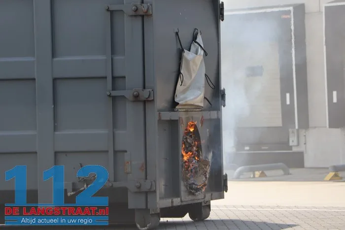 Brand in papiercontainer bij bedrijf aan De Kroonweg in Waalwijk 112 De Langstraat