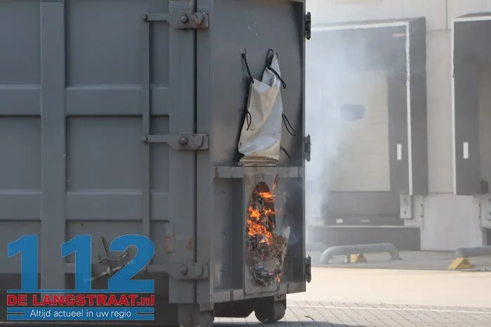 Brand in papiercontainer bij bedrijf aan De Kroonweg in Waalwijk 112 De Langstraat