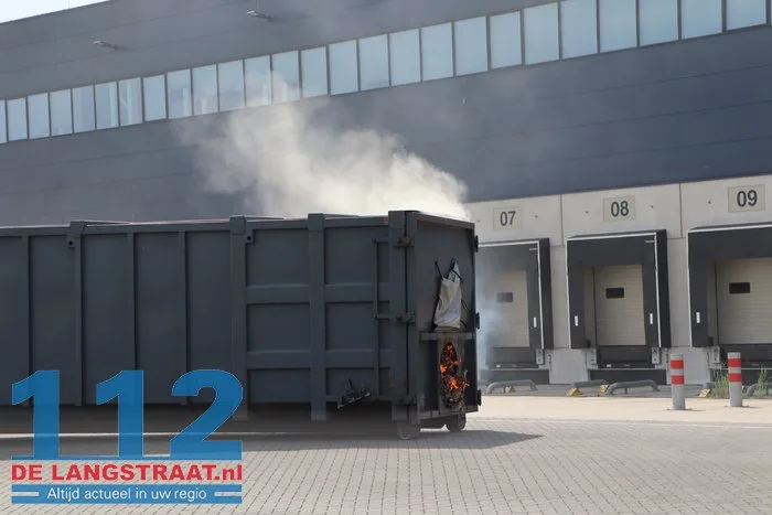 Brand in papiercontainer bij bedrijf aan De Kroonweg in Waalwijk 112 De Langstraat