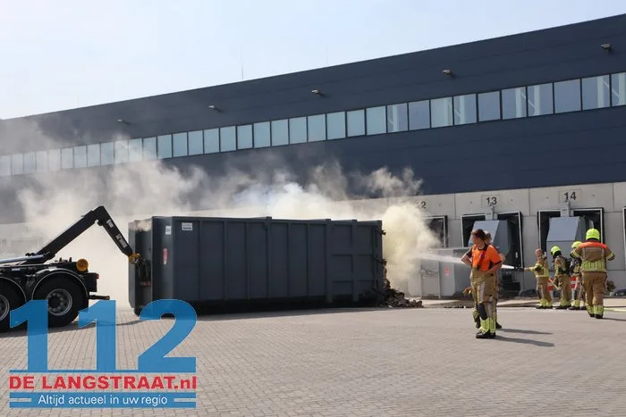 Brand in papiercontainer bij bedrijf aan De Kroonweg in Waalwijk 112 De Langstraat