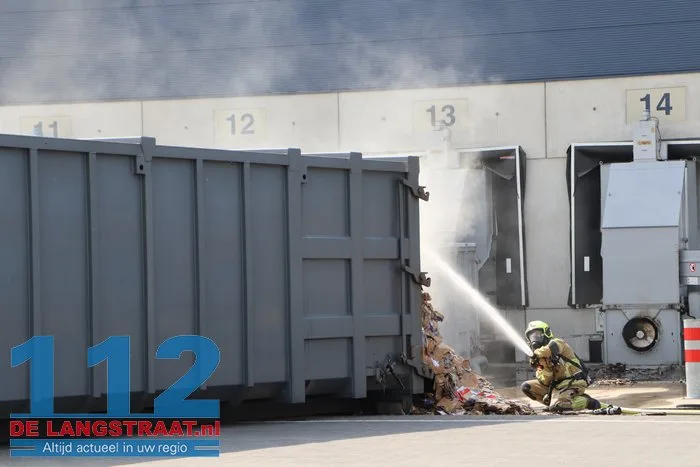Brand in papiercontainer bij bedrijf aan De Kroonweg in Waalwijk 112 De Langstraat