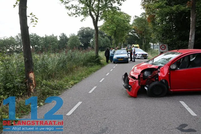 Auto botst tegen boom, bestuurder gewond Dongen 2 Auto botst tegen boom, bestuurder gewond Dongen 112 De Langstraat