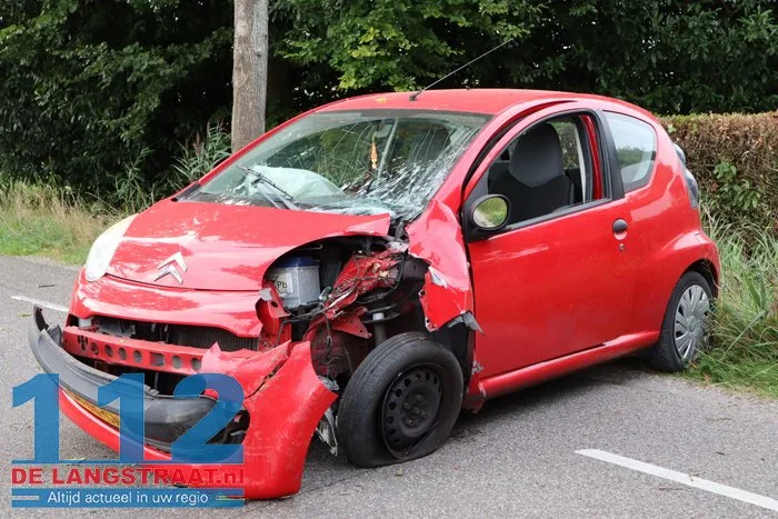 Auto botst tegen boom, bestuurder gewond Dongen 3 Auto botst tegen boom, bestuurder gewond Dongen 112 De Langstraat