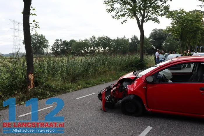 Auto botst tegen boom, bestuurder gewond Dongen 4 Auto botst tegen boom, bestuurder gewond Dongen 112 De Langstraat