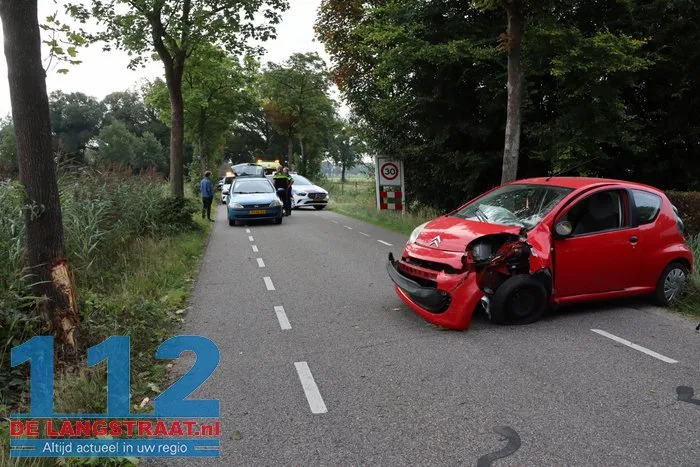 Auto botst tegen boom, bestuurder gewond Dongen 5 Auto botst tegen boom, bestuurder gewond Dongen 112 De Langstraat