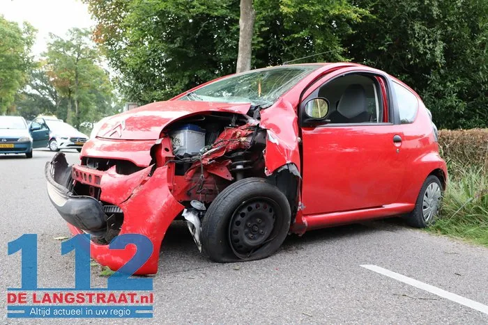 Auto botst tegen boom, bestuurder gewond Dongen 7 Auto botst tegen boom, bestuurder gewond Dongen 112 De Langstraat