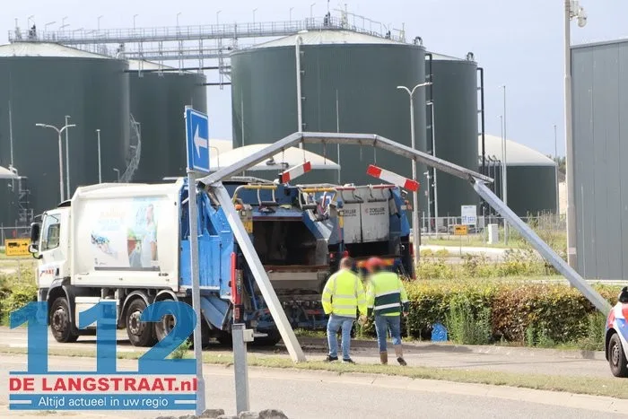 Vuilniswagen rijdt hoogtebegrenzer omver in Tilburg 112 De Langstraat