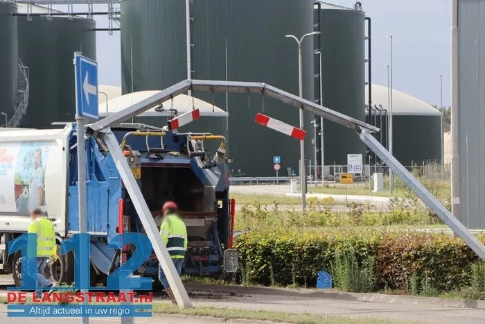 Vuilniswagen rijdt hoogtebegrenzer omver in Tilburg 112 De Langstraat