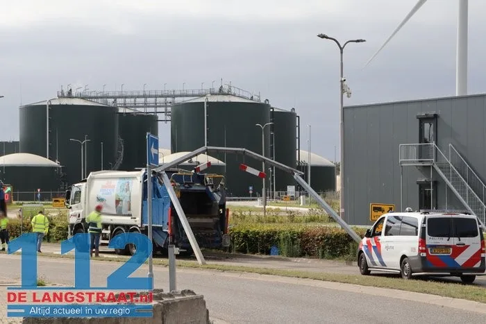 Vuilniswagen rijdt hoogtebegrenzer omver in Tilburg 112 De Langstraat