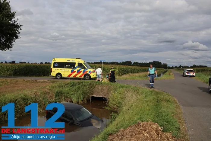 Bestuurder raakt onwel en belandt met auto in sloot in Waspik, weet zelf uit voertuig te komen 2 Bestuurder raakt onwel en belandt met auto in sloot in Waspik, weet zelf uit voertuig te komen 112 De Langstraat