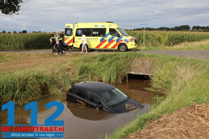Bestuurder raakt onwel en belandt met auto in sloot in Waspik, weet zelf uit voertuig te komen 3 Bestuurder raakt onwel en belandt met auto in sloot in Waspik, weet zelf uit voertuig te komen 112 De Langstraat
