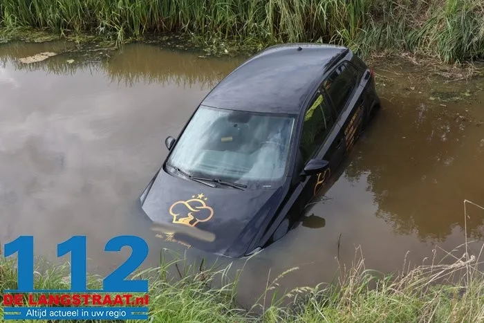 Bestuurder raakt onwel en belandt met auto in sloot in Waspik, weet zelf uit voertuig te komen 4 Bestuurder raakt onwel en belandt met auto in sloot in Waspik, weet zelf uit voertuig te komen 112 De Langstraat