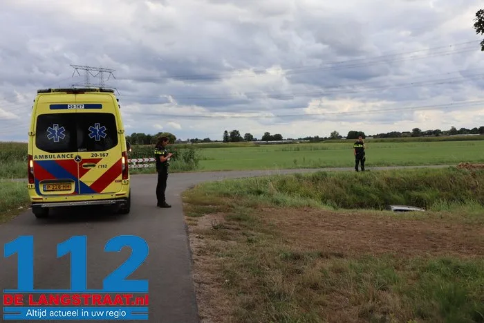 Bestuurder raakt onwel en belandt met auto in sloot in Waspik, weet zelf uit voertuig te komen 6 Bestuurder raakt onwel en belandt met auto in sloot in Waspik, weet zelf uit voertuig te komen 112 De Langstraat