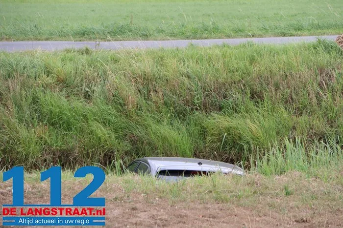 Bestuurder raakt onwel en belandt met auto in sloot in Waspik, weet zelf uit voertuig te komen 7 Bestuurder raakt onwel en belandt met auto in sloot in Waspik, weet zelf uit voertuig te komen 112 De Langstraat