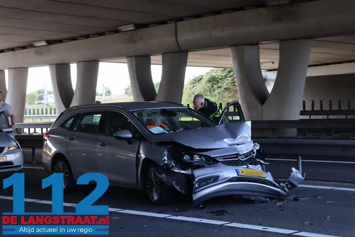 Botsing tussen drie voertuigen op A59 bij Waalwijk 1 Botsing tussen drie voertuigen op A59 bij Waalwijk 112 De Langstraat