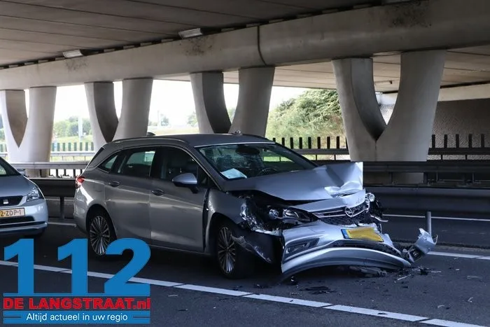 Botsing tussen drie voertuigen op A59 bij Waalwijk 2 Botsing tussen drie voertuigen op A59 bij Waalwijk 112 De Langstraat