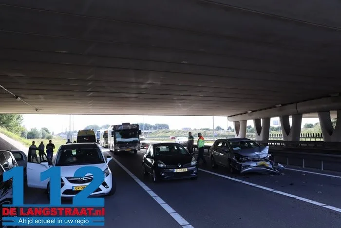 Botsing tussen drie voertuigen op A59 bij Waalwijk 4 Botsing tussen drie voertuigen op A59 bij Waalwijk 112 De Langstraat