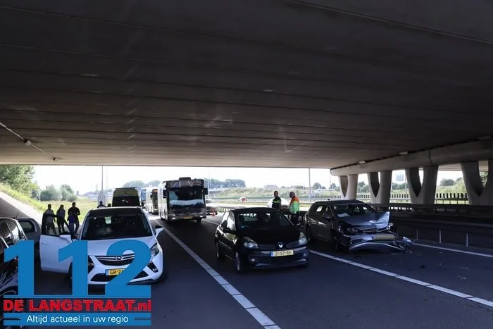 Botsing tussen drie voertuigen op A59 bij Waalwijk 5 Botsing tussen drie voertuigen op A59 bij Waalwijk 112 De Langstraat