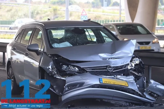 Botsing tussen drie voertuigen op A59 bij Waalwijk 9 Botsing tussen drie voertuigen op A59 bij Waalwijk 112 De Langstraat