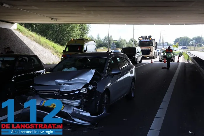 Botsing tussen drie voertuigen op A59 bij Waalwijk 10 Botsing tussen drie voertuigen op A59 bij Waalwijk 112 De Langstraat