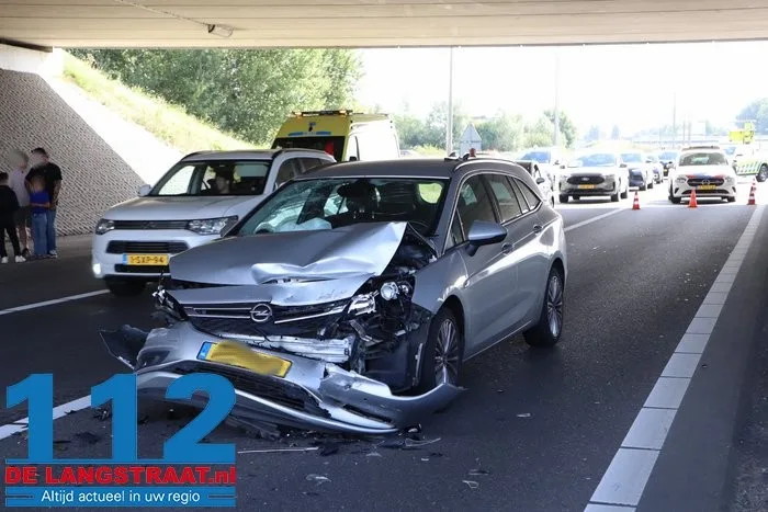 Botsing tussen drie voertuigen op A59 bij Waalwijk 11 Botsing tussen drie voertuigen op A59 bij Waalwijk 112 De Langstraat
