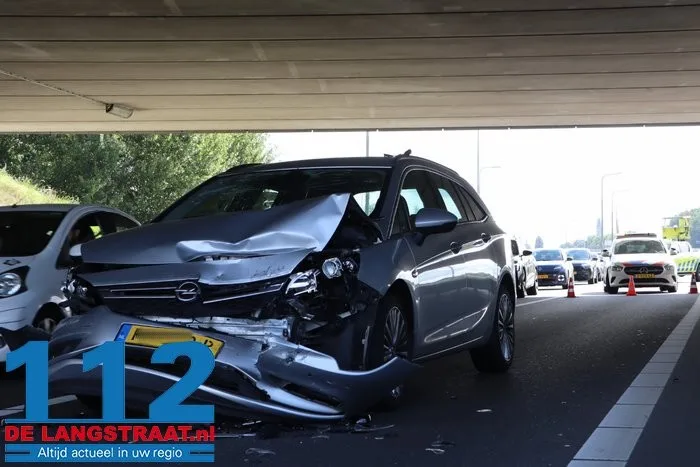 Botsing tussen drie voertuigen op A59 bij Waalwijk 12 Botsing tussen drie voertuigen op A59 bij Waalwijk 112 De Langstraat