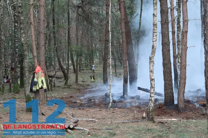 Brandweer bestrijdt bosbrand in bossen tussen Kaatsheuvel en Udenhout 16 Brandweer bestrijdt bosbrand in bossen tussen Kaatsheuvel en Udenhout 112 De Langstraat
