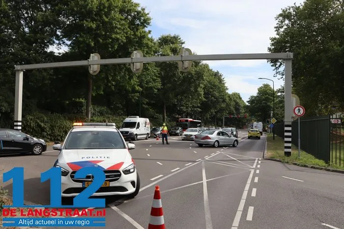 Gewonden bij ongeval in Kaatsheuvel, auto’s botsen vlakbij Efteling 3 Gewonden bij ongeval in Kaatsheuvel, auto’s botsen vlakbij Efteling 112 De Langstraat