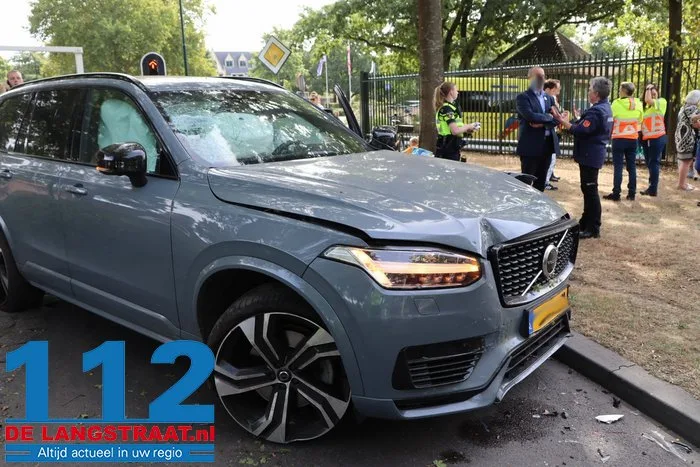 Gewonden bij ongeval in Kaatsheuvel, auto’s botsen vlakbij Efteling 11 Gewonden bij ongeval in Kaatsheuvel, auto’s botsen vlakbij Efteling 112 De Langstraat