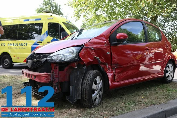 Gewonden bij ongeval in Kaatsheuvel, auto’s botsen vlakbij Efteling 12 Gewonden bij ongeval in Kaatsheuvel, auto’s botsen vlakbij Efteling 112 De Langstraat