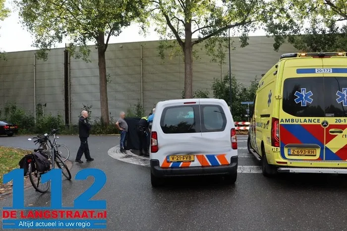 Fietsster gewond na aanrijding met auto in Waalwijk 2 Fietsster gewond na aanrijding met auto in Waalwijk 112 De Langstraat