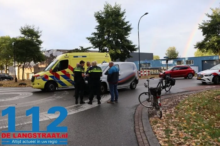 Fietsster gewond na aanrijding met auto in Waalwijk 4 Fietsster gewond na aanrijding met auto in Waalwijk 112 De Langstraat