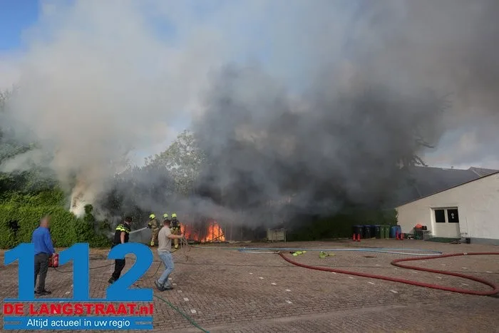 Schuurtje en coniferen in brand aan Loeffstraat in Waalwijk 5 Schuurtje en coniferen in brand aan Loeffstraat in Waalwijk 112 De Langstraat