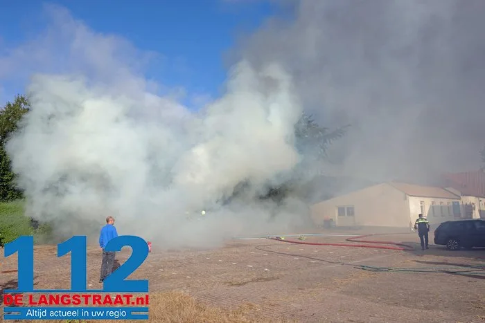 Schuurtje en coniferen in brand aan Loeffstraat in Waalwijk 6 Schuurtje en coniferen in brand aan Loeffstraat in Waalwijk 112 De Langstraat