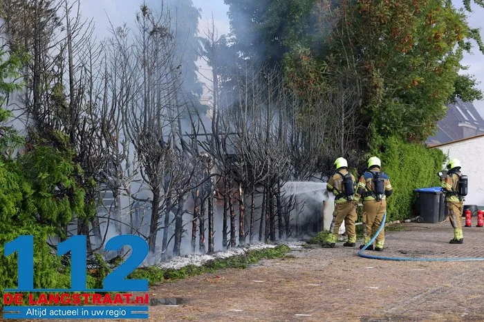 Schuurtje en coniferen in brand aan Loeffstraat in Waalwijk 8 Schuurtje en coniferen in brand aan Loeffstraat in Waalwijk 112 De Langstraat