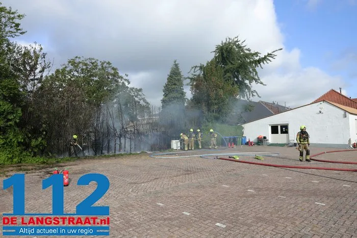 Schuurtje en coniferen in brand aan Loeffstraat in Waalwijk 11 Schuurtje en coniferen in brand aan Loeffstraat in Waalwijk 112 De Langstraat