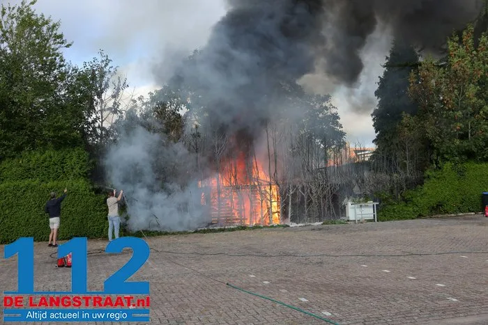 Schuurtje en coniferen in brand aan Loeffstraat in Waalwijk 2 Schuurtje en coniferen in brand aan Loeffstraat in Waalwijk 112 De Langstraat
